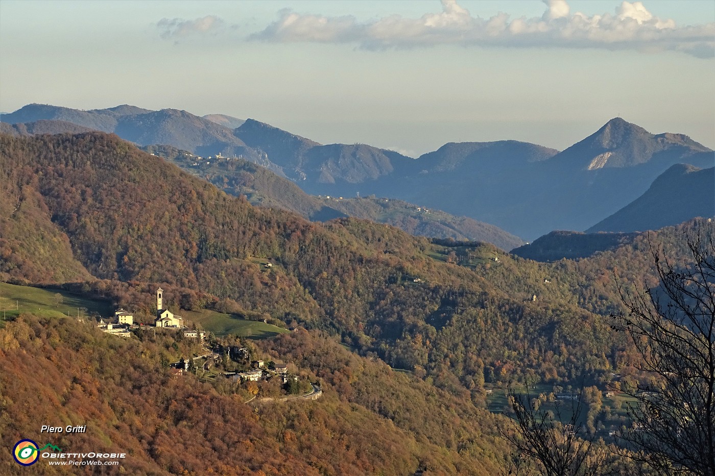 98 Zoom sulla Chiesa di Fuipiano con vista sul Canto Alto in lontananza a dx.JPG